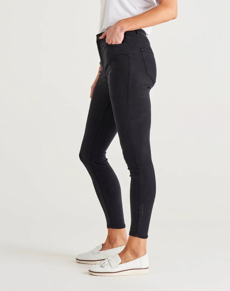 Betty Essential Jean - Black - Image 3
