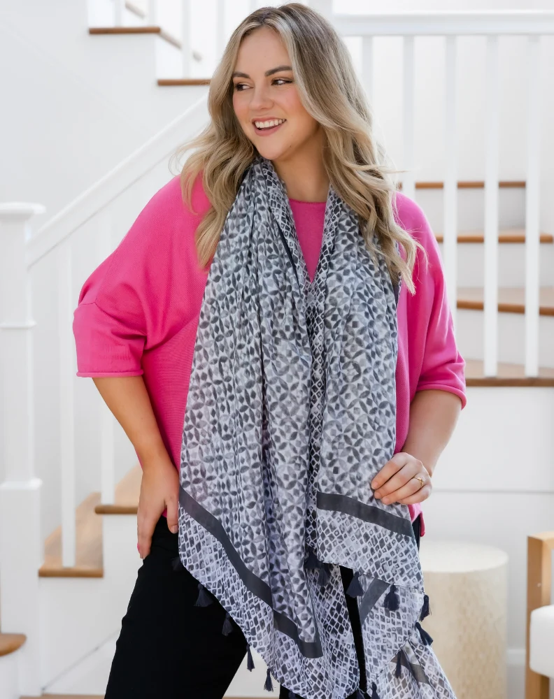 Print Scarf - Black/White Tassel